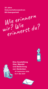 Kräftig pinker Hintergrund mit weißer, handschriftlich wirkender Schrift. Oben steht: '20 Jahre Dokumentationszentrum NS-Zwangsarbeit'. Darunter in großer Schrift: 'Wie erinnern wir? Wie erinnerst du?'. Unten links eine schwarz-weiße Linienzeichnung einer Person mit gepunktetem Oberteil, rechts daneben eine stilisierte Flasche. Darunter in kleinerer Schrift: 'Eine Ausstellung über Wandel und Bedeutung von Gedenken 27. September 2026 bis 9. Mai 2027'.