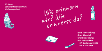 Kräftig pinkfarbener Hintergrund mit weißer, handschriftlich wirkender Schrift: „Wie erinnern wir? Wie erinnerst du?“. Links oben steht in kleinerer Schrift: „20 Jahre Dokumentationszentrum NS-Zwangsarbeit“. Unten links eine einfache, weiß-blaue Linienzeichnung eines Briefumschlags. Rechts unten ein weiß-blaues Löffel-Piktogramm. Daneben in weißer Schrift: „Eine Ausstellung über Wandel und Bedeutung von Gedenken 27. September 2026 bis 3. Mai 2027“.