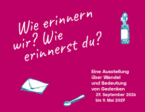 Kräftig pinkfarbener Hintergrund mit weißer, handschriftlicher Schrift in der Mitte: 'Wie erinnern wir? Wie erinnerst du?' Unten links eine einfache, weiß-blaue Linienzeichnung eines geöffneten Briefumschlags. Rechts unten ein weiß-blaues Löffel-Piktogramm. Daneben in weißer Schrift: 'Eine Ausstellung über Wandel und Bedeutung von Gedenken 27. September 2026 bis 3. Mai 2027'.