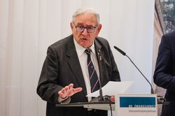 Das Foto zeigt den ehemaligen Zwangsarbeiter und KZ-Überlebenden Bogdan Bartnikowski bei seiner Rede zum 20-jährigen Bestehen des Dokumentationszentrums