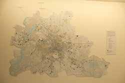 Eine alte Karte von Berlin mit vielen farbigen Markierungen als Punkte oder Flächen.