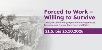 Links eine historische schwarz-weiße Fotografie mit einer Gruppe von Menschen, die in einer Reihe auf einem unbefestigten Weg gehen. Im Hintergrund sind Bäume und ein langgestrecktes Gebäude zu sehen. Rechts daneben ein weißer Bereich mit lila Text. Die Überschrift ist groß und fett, darunter folgen kleinere erklärende Sätze sowie ein hervorgehobener Zeitraum.