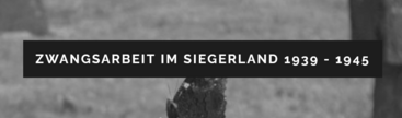 Ein schmaler, waagerechter schwarzer Balken mit weißer Schrift liegt über einem unscharfen, grau gehaltenen Hintergrund. Die Schrift lautet: 'ZWANGSARBEIT IM SIEGERLAND 1939 – 1945'.